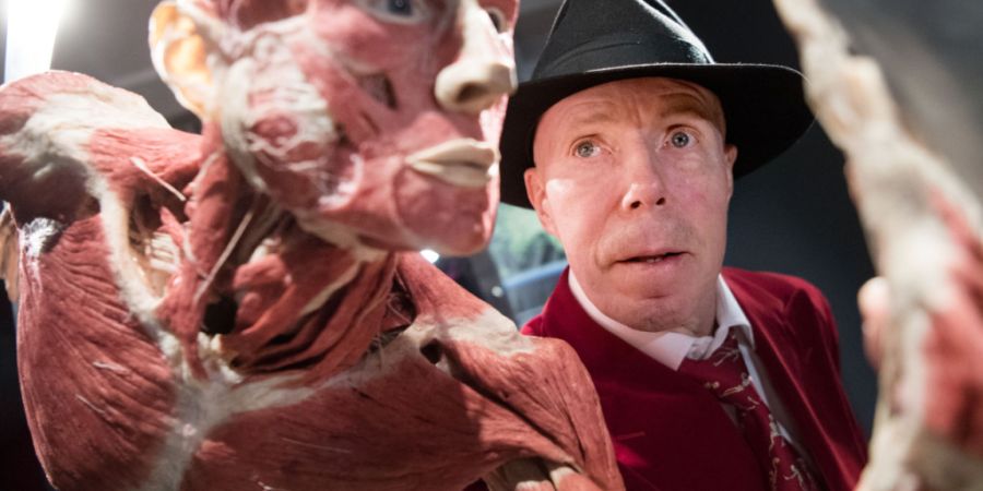 ARCHIV - Der Plastinator Gunther von Hagens steht in einer neuen Dauerausstellung im Alten Hallenbad in Heidelberg hinter einem Ganzkörperplastinat. Foto: picture alliance / Marijan Mu...
