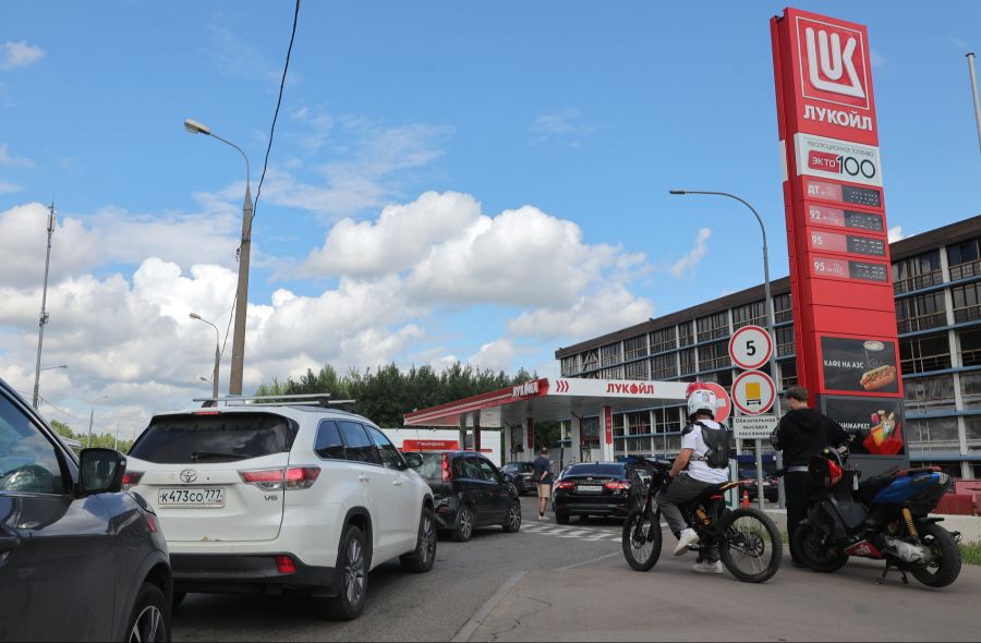 In Russland wird das Benzin knapp.