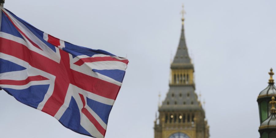 ARCHIV - Die britische Flagge weht in der Nähe des Big Ben in London. Foto: Kirsty Wigglesworth/AP/dpa/Symbolbild