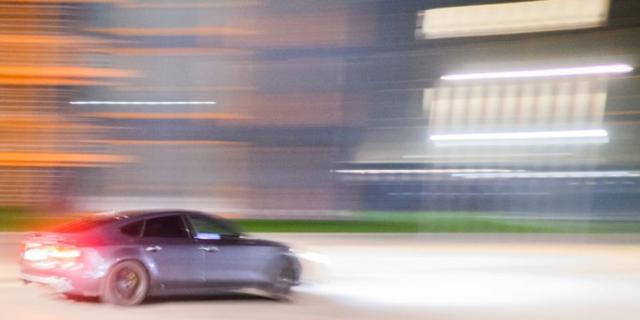 Der 23-jährige Autofahrer musste seinen Führerausweis nach der Fluchtfahrt abgeben. (Symbolbild)