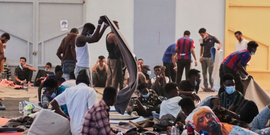 ARCHIV - Archivbild - Migranten in der provisorischen Unterkunft im Dorf Agia in der Nähe der Stadt Chania auf der Insel Kreta. Foto: Giannis Angelakis/AP/dpa