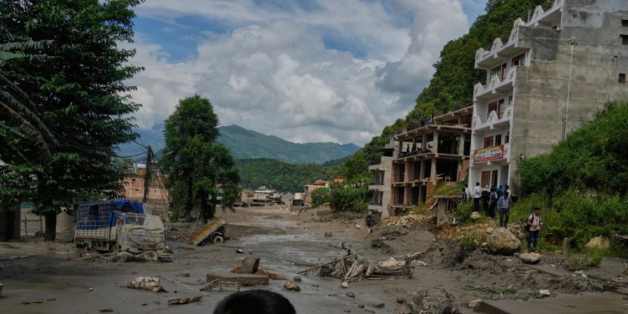 Ein Junge betrachtet die Verwüstungen, die durch Sturzfluten am Fluss Trishuli im nepalesischen Distrikt Nuwakot verursacht wurden. Nach der heftigen Sturzflut in der Grenzregion zwisc...