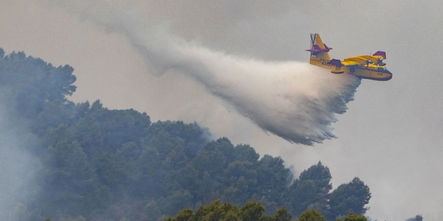 ARCHIV - Ein Wasserflugzeug ist bei der Löschung des Brandes in Vall d'Uixó in Castellón im Einsatz. Foto: Ángel Sánchez/EUROPA PRESS/dpa