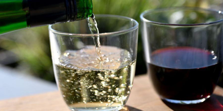 Der Bundesrat will Zollkontingente für Weinimporte künftig an Unternehmen vergeben, die Schweizer Trauben ankaufen und keltern. (Themenbild)