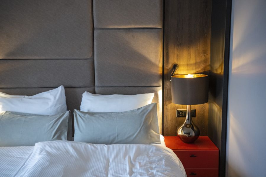 Ausserdem sei sein Wohnwagen abgebrannt. Erst im August 2024 verliess der Mann das Hotel wieder.