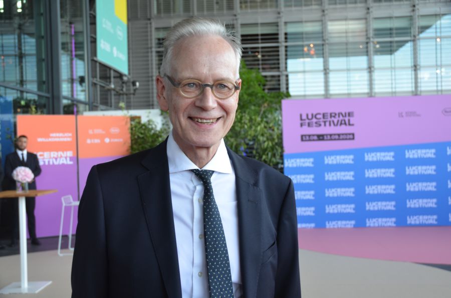 NZZ-Chefredaktor Eric Gujer beim grossen VIP-Aufmarsch am Lucerne Festival.