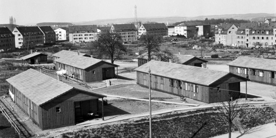 Die Wohnbaracken in der Nähe des Bucheggplatzes in Zürich dienten um 1946 obdachlosen Familien als Notunterkunft.
