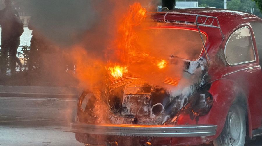 Am Zürcher Utoquai brannte am Mittwochabend ein Auto.