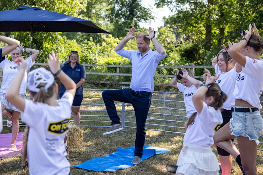 Prinz Harry macht bei der Ziegen-Yoga-Session in Warwickshire mit den Kindern die Baum-Pose nach.