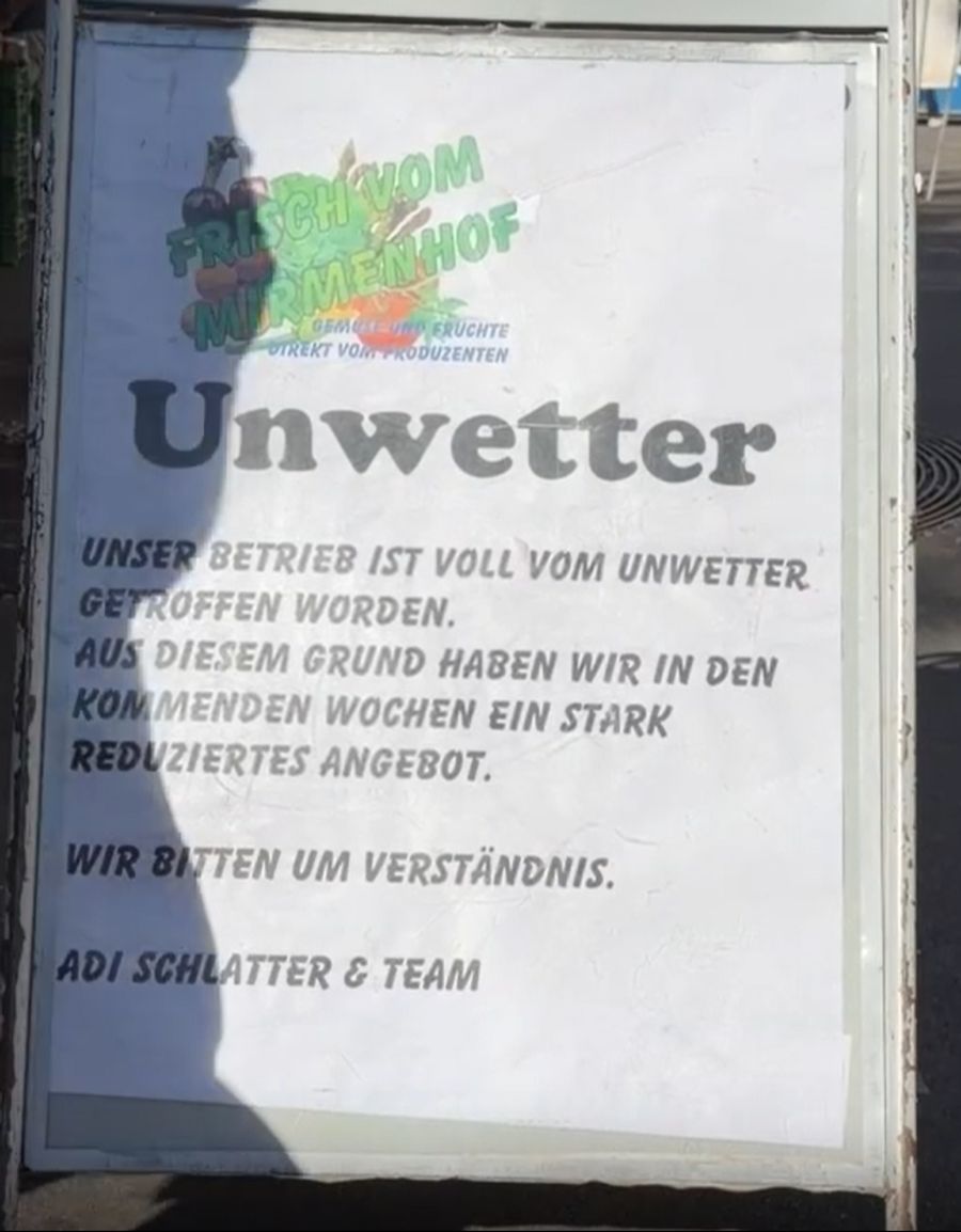 Mit einem Schild macht der Bauer auf dem Wochenmarkt auf dem Bürkiplatz in Zürich auf das Elend aufmerksam.
