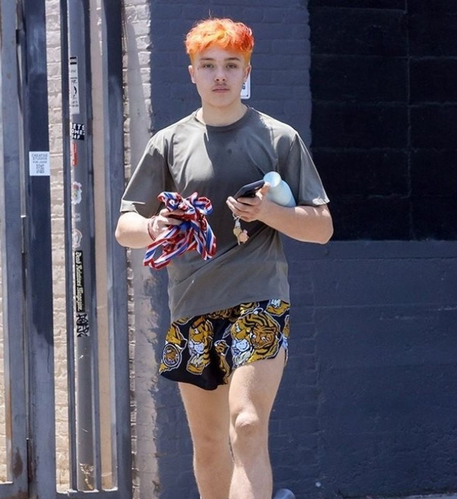 Orange Haare, Tiger-Shorts und Sportlook: Knox Jolie-Pitt fällt nach seinem Muay-Thai-Training in Los Angeles auf.