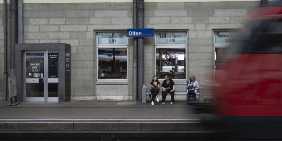 Wegen der Erneuerung eines Gleises im Hauenstein-Basistunnel kommt es vom 1. Juni bis zum 27. Juli 2026 zu Fahrplanänderungen. Auf der Strecke Basel–Olten sind der Fern-, Regional- u...