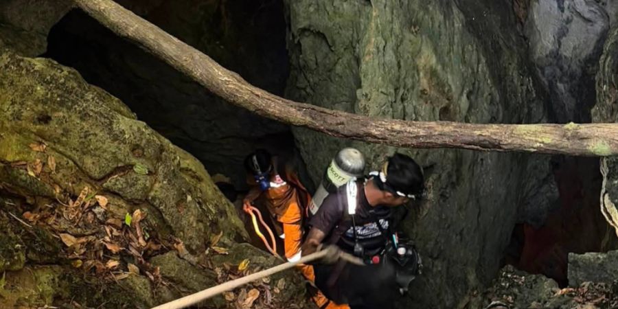 dpatopbilder - Auf diesem von Metta Tham Rescue Kalasin veröffentlichten Bild versuchen Retter, Menschen zu erreichen, die in einer Höhle in der Provinz Xaisomboun eingeschlossen sind...