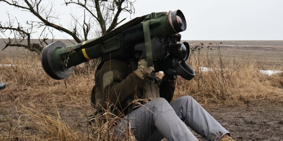 HANDOUT - Auf diesem vom Pressedienst der 65. Mechanisierten Brigade der Ukraine zur Verfügung gestellten Foto bereitet ein Soldat während einer Übung in der Nähe der Frontlinie in ...