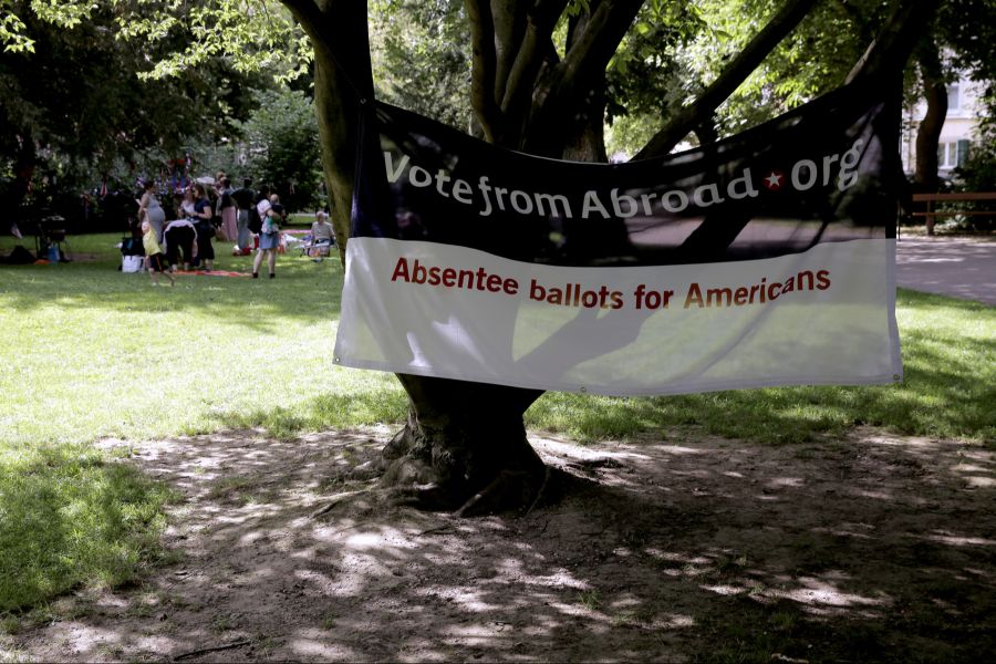 Ein Banner, das zur Briefwahl aus dem Ausland aufruft, hängt an einem Baum in den USA.