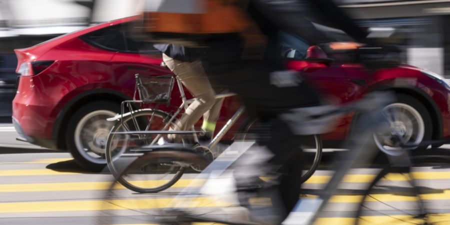 Mehr Platz für Velos, weniger für Autos: Das Stadtzürcher Parlament stand einer entsprechenden Initiative wohlwollend gegenüber.  (Symbolbild)