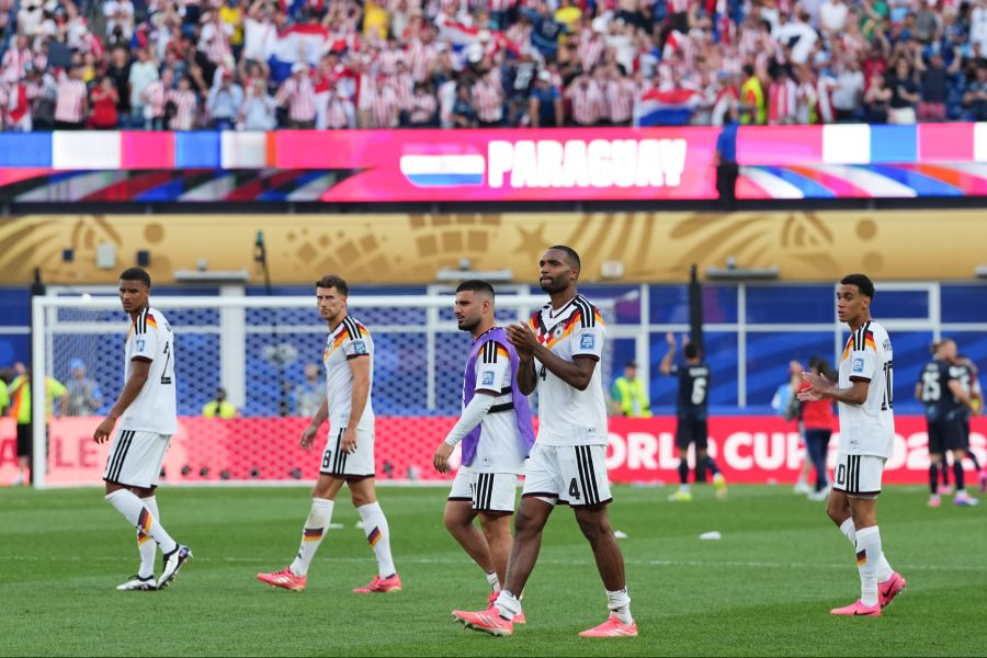 Jonathan Tah und seine Kollegen bedanken sich bei den enttäuschten Fans.