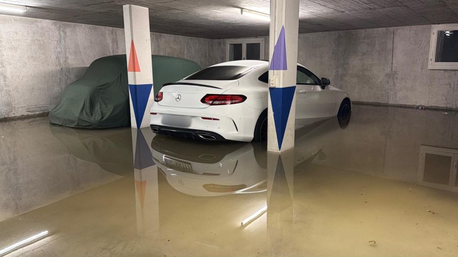 Eine weitere Tiefgarage in Wallisellen ZH, die nach dem Unwetter vom Dienstagabend übeflutet ist.