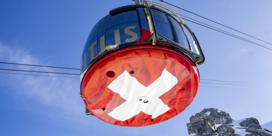 Die Schwebebahn Titlis Rotair ist auf der Fahrt zwischen der Talstation auf dem Stand und der Bergstation Titlis oberhalb von Engelberg im Kanton Obwalden. (Archivbild)