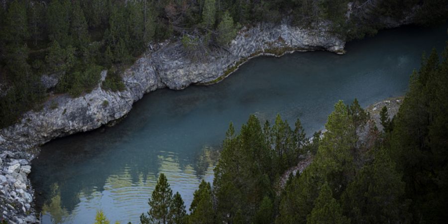 Der Fluss Spöl muss auf mehreren Kilometern von giftigen Chemikalien gereinigt werden. Hier im Bild die Sektion unterhalb der Staumauer Punt dal Gall der Engadiner Kraftwerke. (Archivbild)