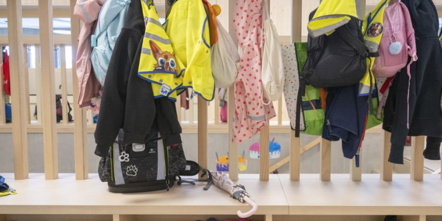Eine Garderobe im Schulhaus der Volksschule Littau Dorf in Luzern. (Symbolbild)