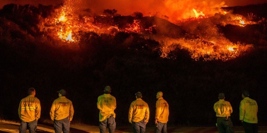dpatopbilder - Feuerwehrleute beobachten, wie sich ein Waldbrand in Richtung Highway 1 ausbreitet. Foto: Ethan Swope/FR171736 AP/AP/dpa