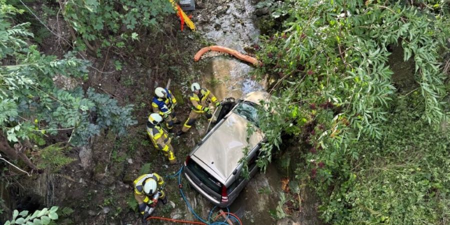 Beim Sturz in ein Bachbett in Kerns OW zog sich der 75-jährige Autofahrer «unbestimmte Verletzungen» zu.