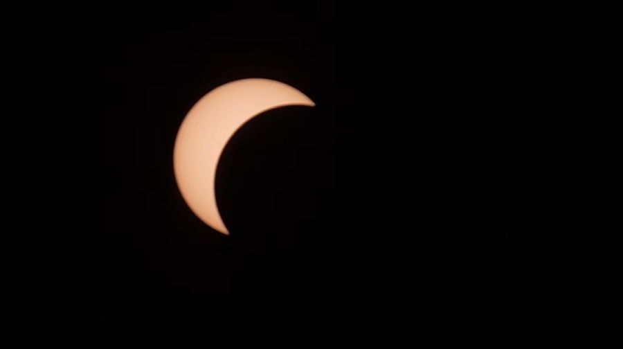 Der Mond verdeckt deutlich mehr als die Hälfte der Sonne.