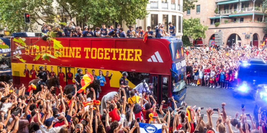 Hunderttausende feiern Spaniens WM-Helden mitten in Madrid - trotz Hitze.