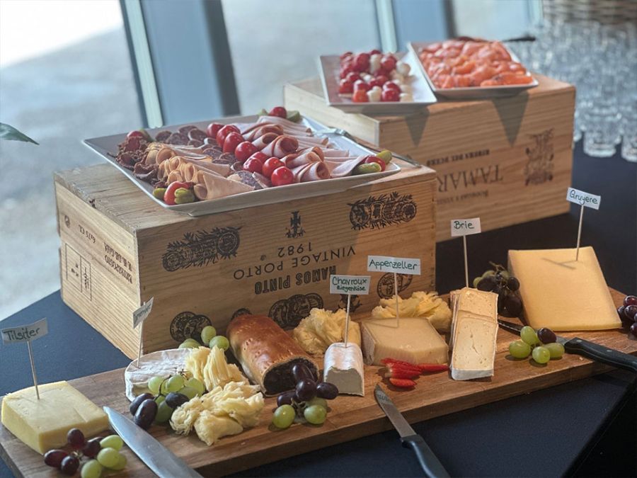 Am Buffet erwarten Sie viele Schweizer Spezialitäten.