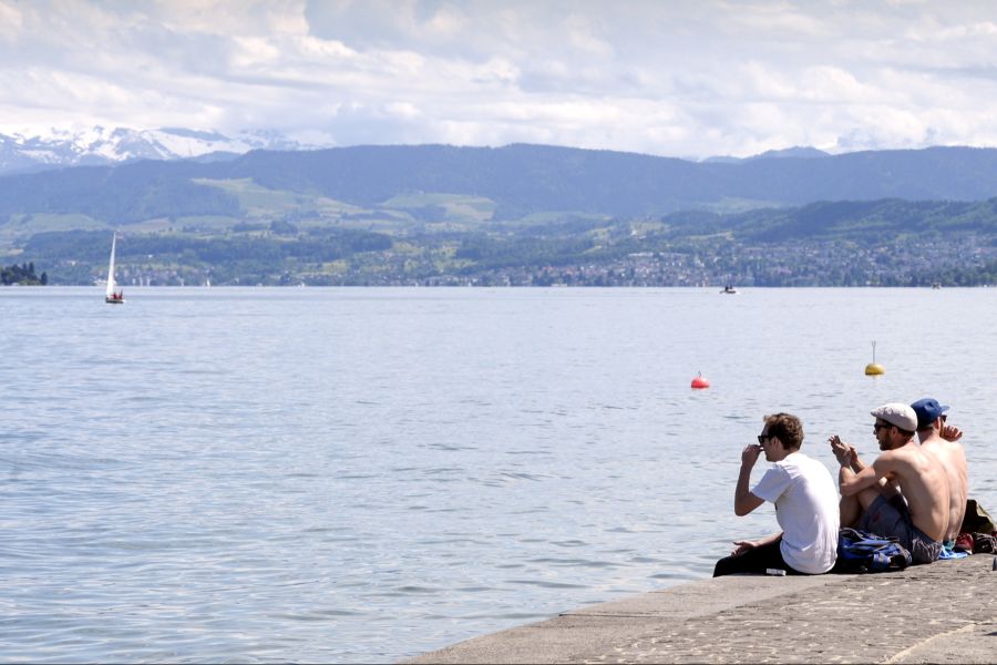 Trotz sommerlicher Tage braucht es deutlich mehr Zeit, bis sich die Schweizer Gewässer spürbar erwärmen.