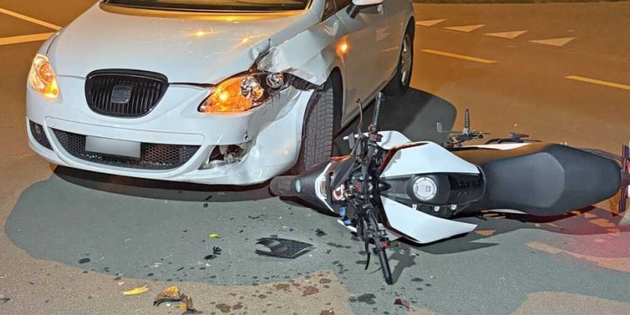 Bei einer Kollision mit einem Auto wurde am Samstagabend in Diessenhofen TG ein Motorradfahrer schwer verletzt.