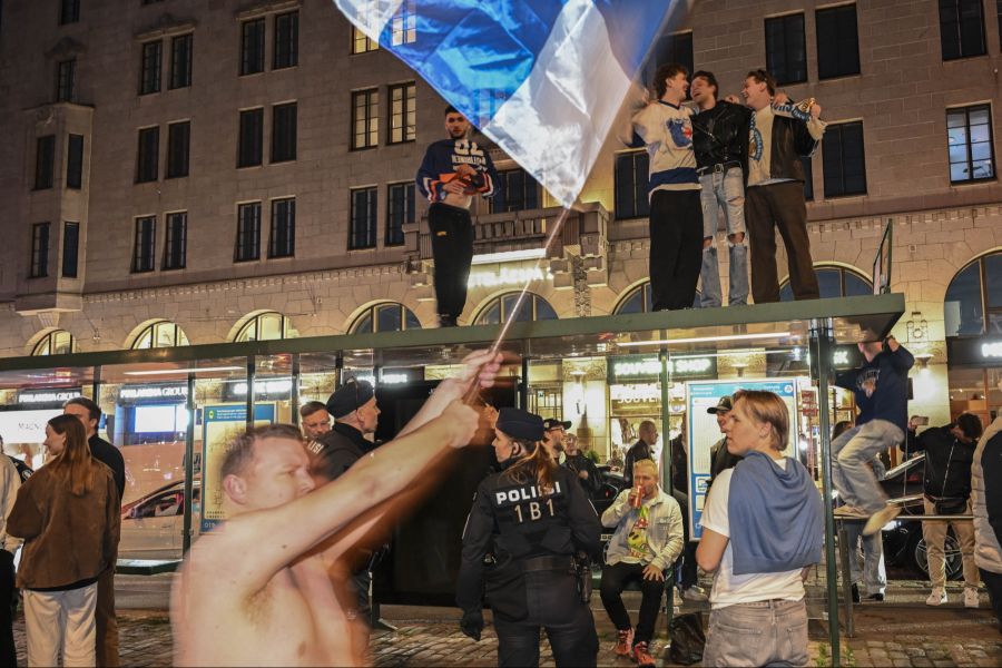 Während die Schweizer Fans eine weitere Finalniederlage verdauen, wird in Helsinki die Nacht zum Tag gemacht.