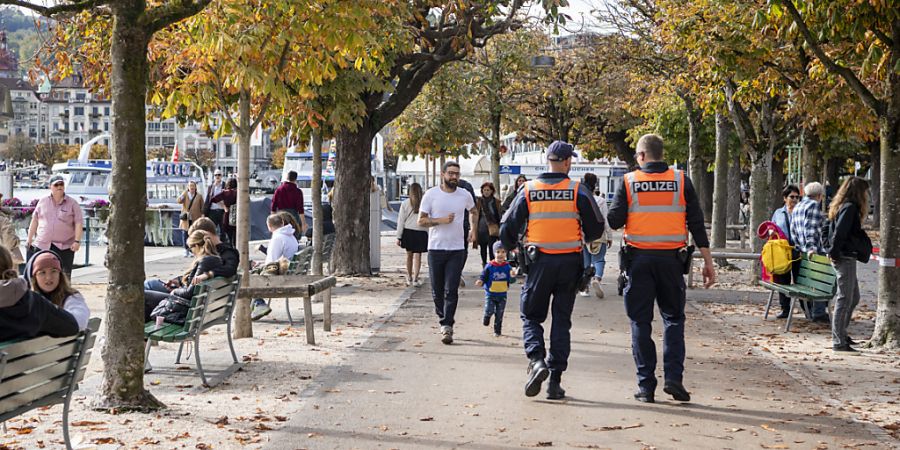 Die Luzerner Polizei setzt vermehrt auf polizeiliche Präsenz statt Schalterdienst. (Symbolbild)