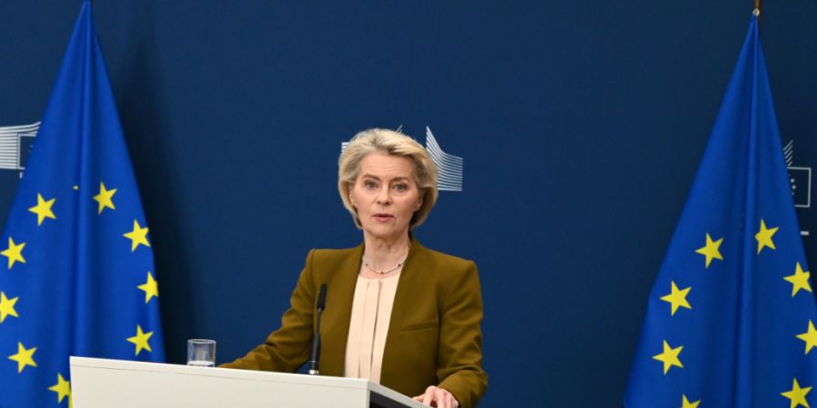 dpatopbilder - EU-Kommissionspräsidentin Ursula von der Leyen spricht bei einem Pressestatement zu neuen Sanktionen gegen Russland. Foto: Leonie Asendorpf/dpa