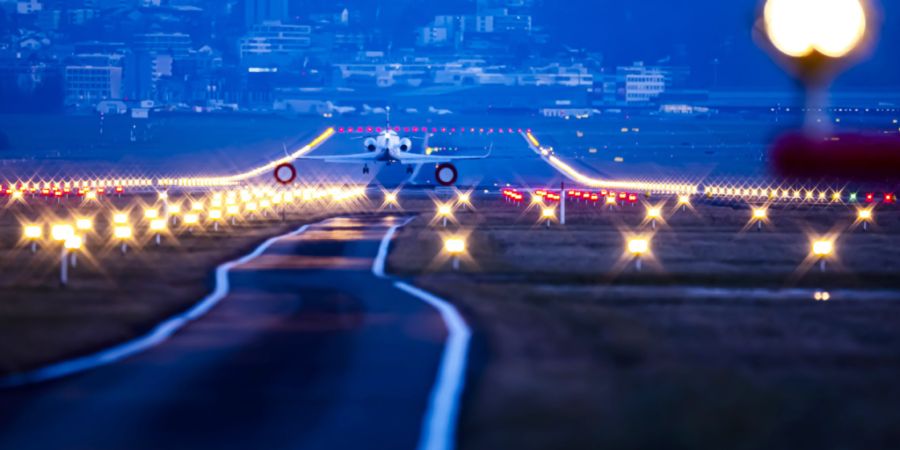Navigationsanlagen am Flughafen Zürich werden kontrolliert - teils auch nachts. (Archivbild)