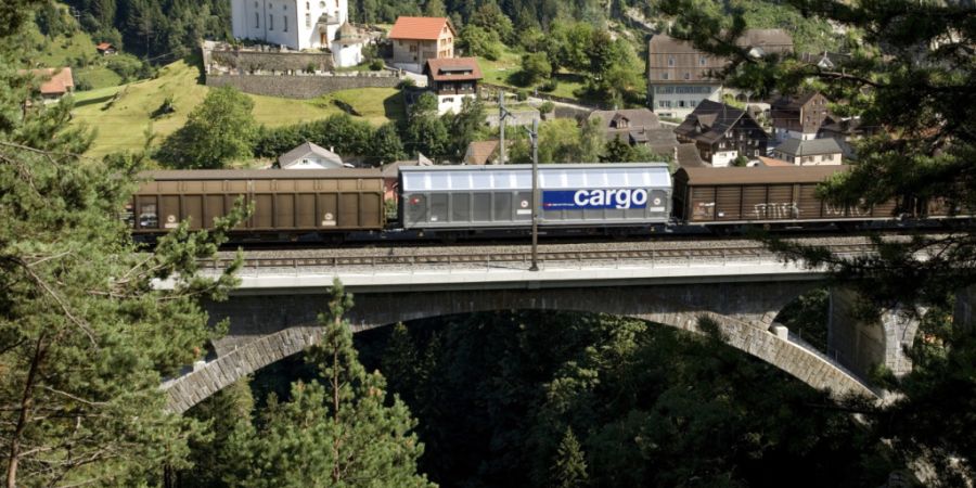 Ein Güterzug der SBB Cargo passiert bei Wassen UR eine Eisenbahnbrücke. (Symbolbild)