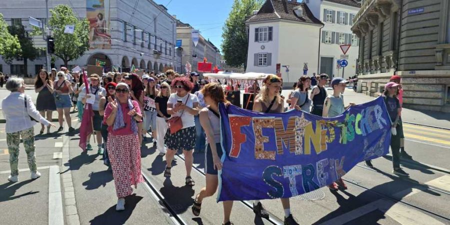 Tausende sind am Frauenstreiktag mit Transparenten durch Basel gezogen.