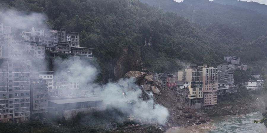 HANDOUT - Rauch steigt nach einem Erdrutsch im Kreis Pengshui in der südwestchinesischen Stadt Chongqing auf. Foto: Mimama/Mimama/AP/dpa - ACHTUNG: Nur zur redaktionellen Verwendung im...