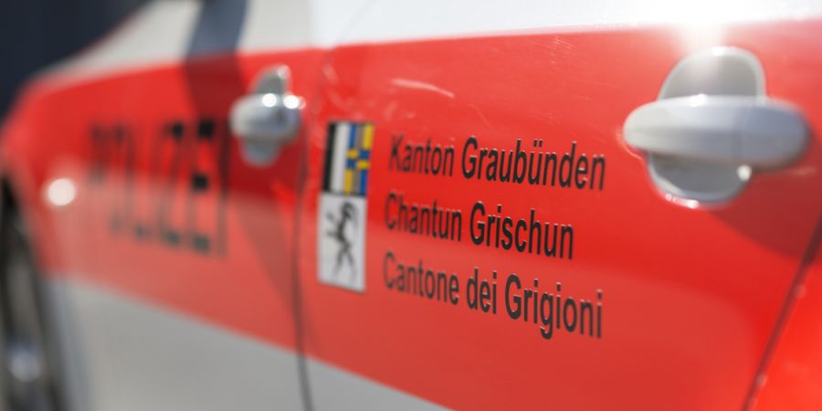 Am frühen Samstagmorgen ist es in Celerina zu einem Selbstunfall gekommen. Beide Fahrzeuginsassen wurden verletzt. (Archivbild)