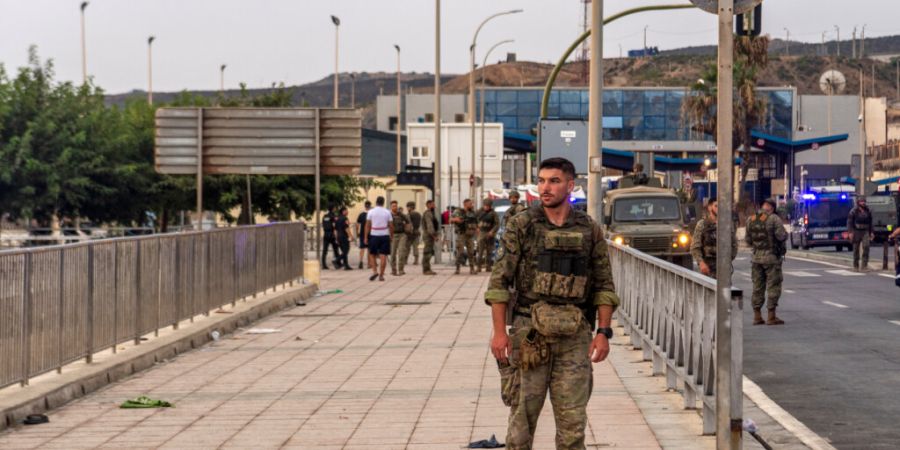 Soldaten der spanischen Armee stehen Wache in Ceuta. Foto: Antonio Sempere/AP/dpa