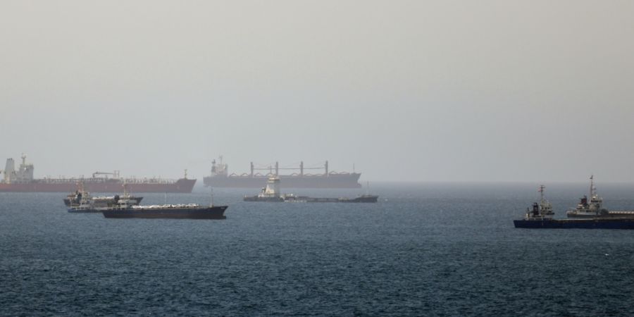 ARCHIV - Im Golf von Oman, entlang der Schifffahrtsrouten zwischen der Straße von Hormus und dem Arabischen Meer Tanker und Frachtschiffe zu sehen. Foto: Uncredited/AP/dpa