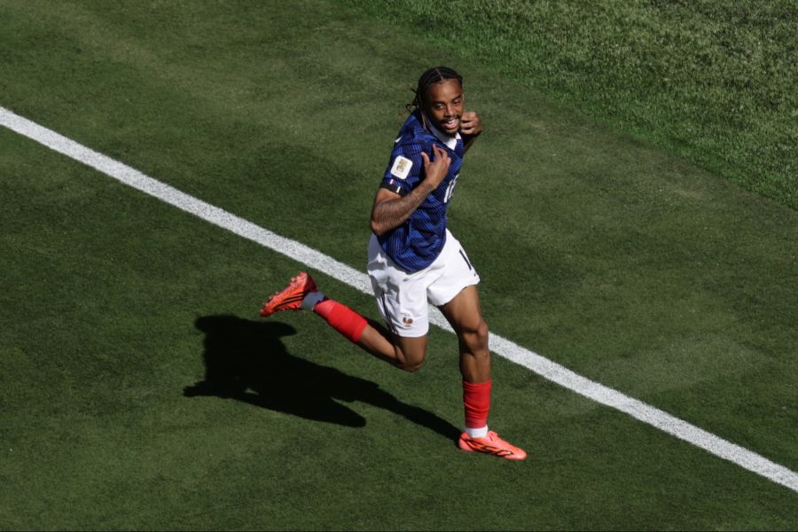 In seinem ersten WM-Spiel trifft der 23-Jährige bereits zwei Minuten nach seiner Einwechslung.