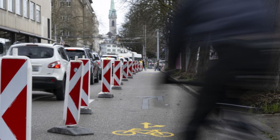 Die temporäre Velospur am Neumühlequai war nicht rechtens, sagt das Zürcher Verwaltungsgericht. (Archivbild)