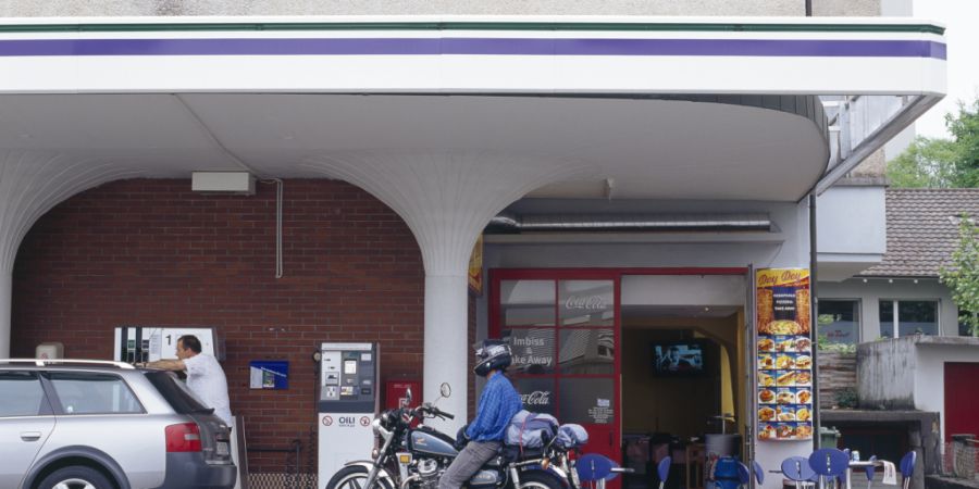 Das Auto oder Motorrad aufzutanken ist wieder teurer geworden. (Archivbild)