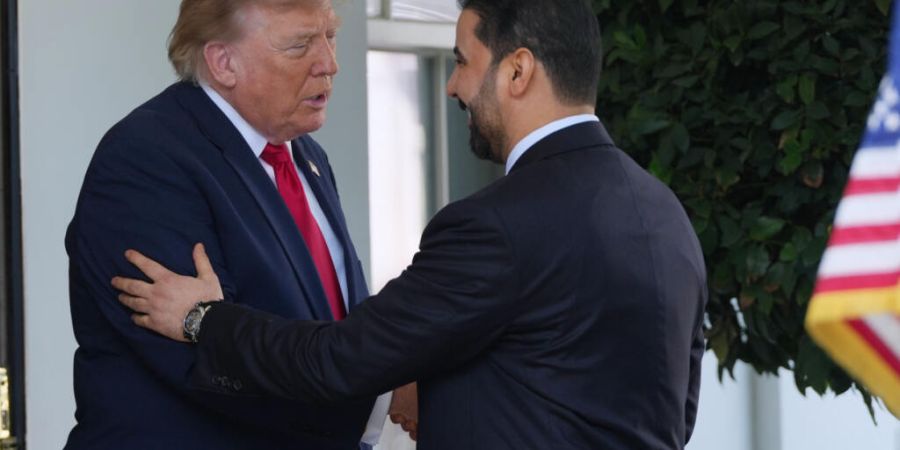 US-Präsident Donald Trump (l) empfängt den irakischen Ministerpräsidenten Ali al-Zaidi im Weißen Haus. Foto: Julia Demaree Nikhinson/AP/dpa
