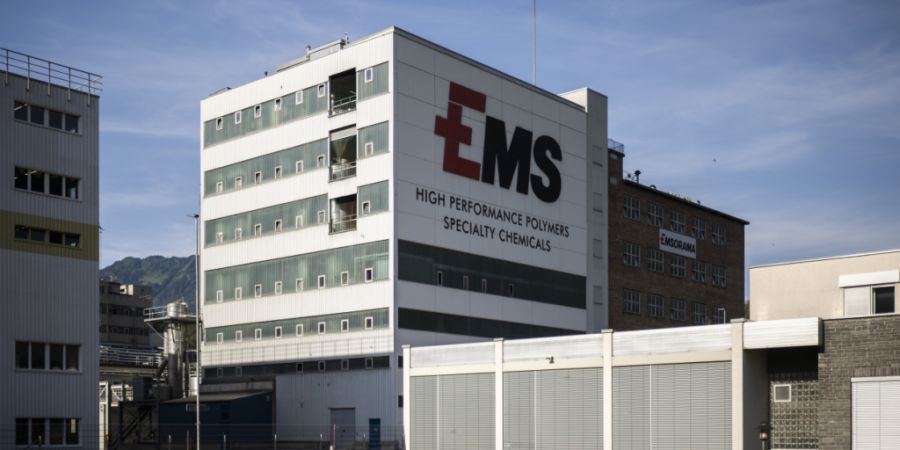 Die Ems Chemie hat in der ersten Jahreshälfte 2026 mengenmässig mehr verkauft und die operative Profitabilität gesteigert. Die Prognosen für das Gesamtjahr hat die Gruppe leicht ang...