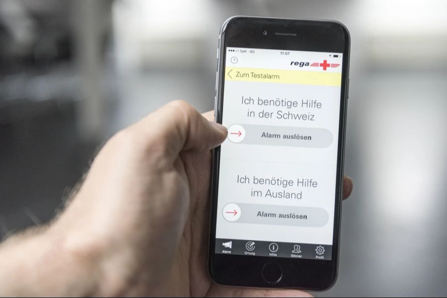 Sie hatte unter den Steinen die Notfall-App der Rega aktiviert.