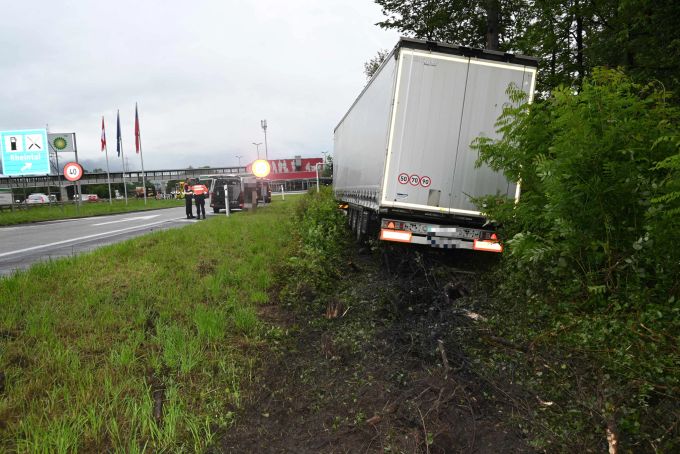 Das Lastwagen kam im Wiesland zum Stehen. Unfall