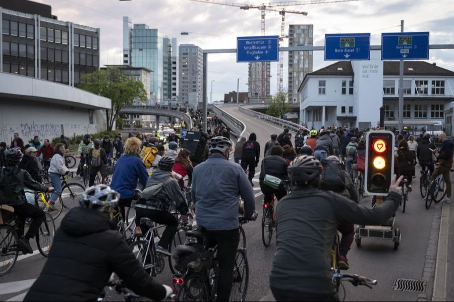 Damit bezieht er sich auf eine Aussage der Organisation selbst: Die Critical Mass sei weder Party noch Demo, sondern Verkehr. «Es gibt keine offiziellen Ziele oder Forderungen. Wir fahren einfach Velo.»